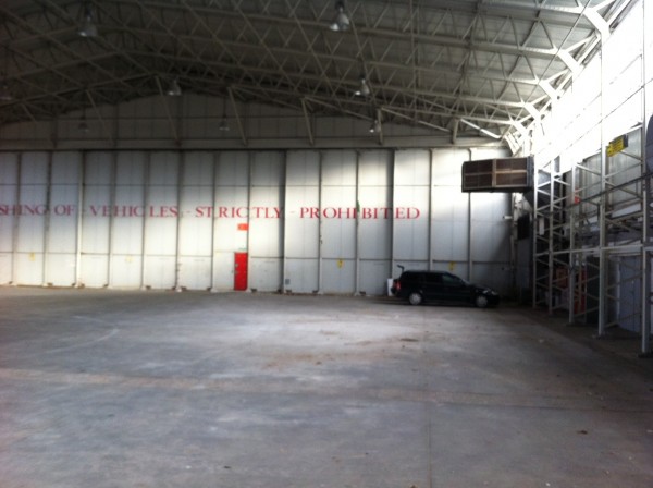 die Autos parken in der Hangar-Ecke